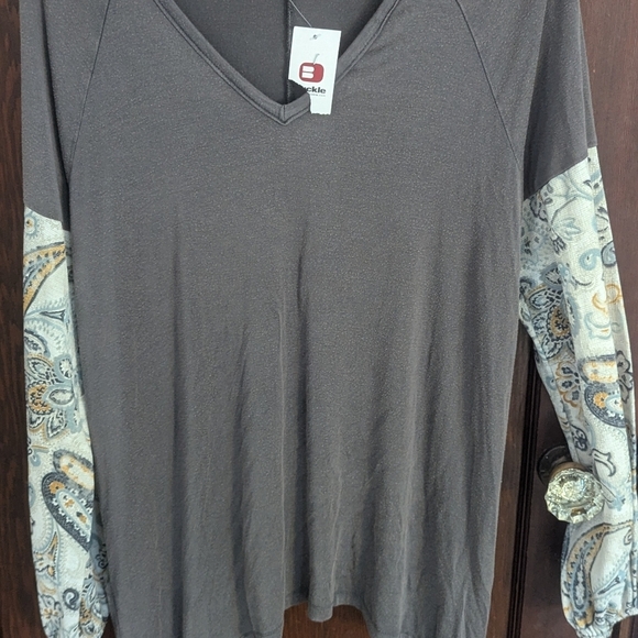 New with Tags Daytrip  Brown V Neck with Printed Sleeves Shirt Size Small - Picture 3 of 6